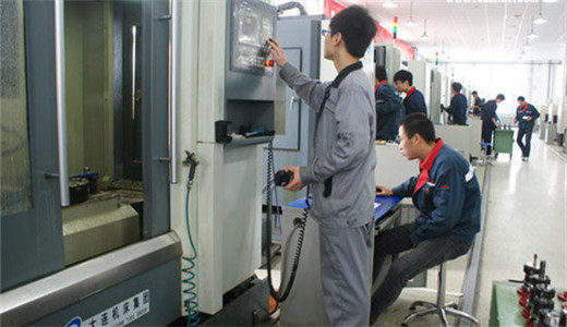 力達技術人員在安裝一家機械加工廠進行機械調